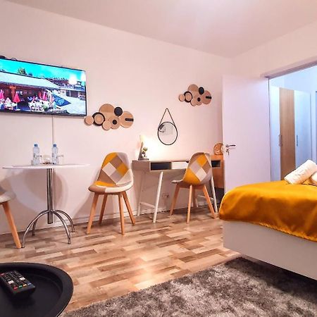 The Yellow King - Luxurious Apartment Bukarest Exterior foto